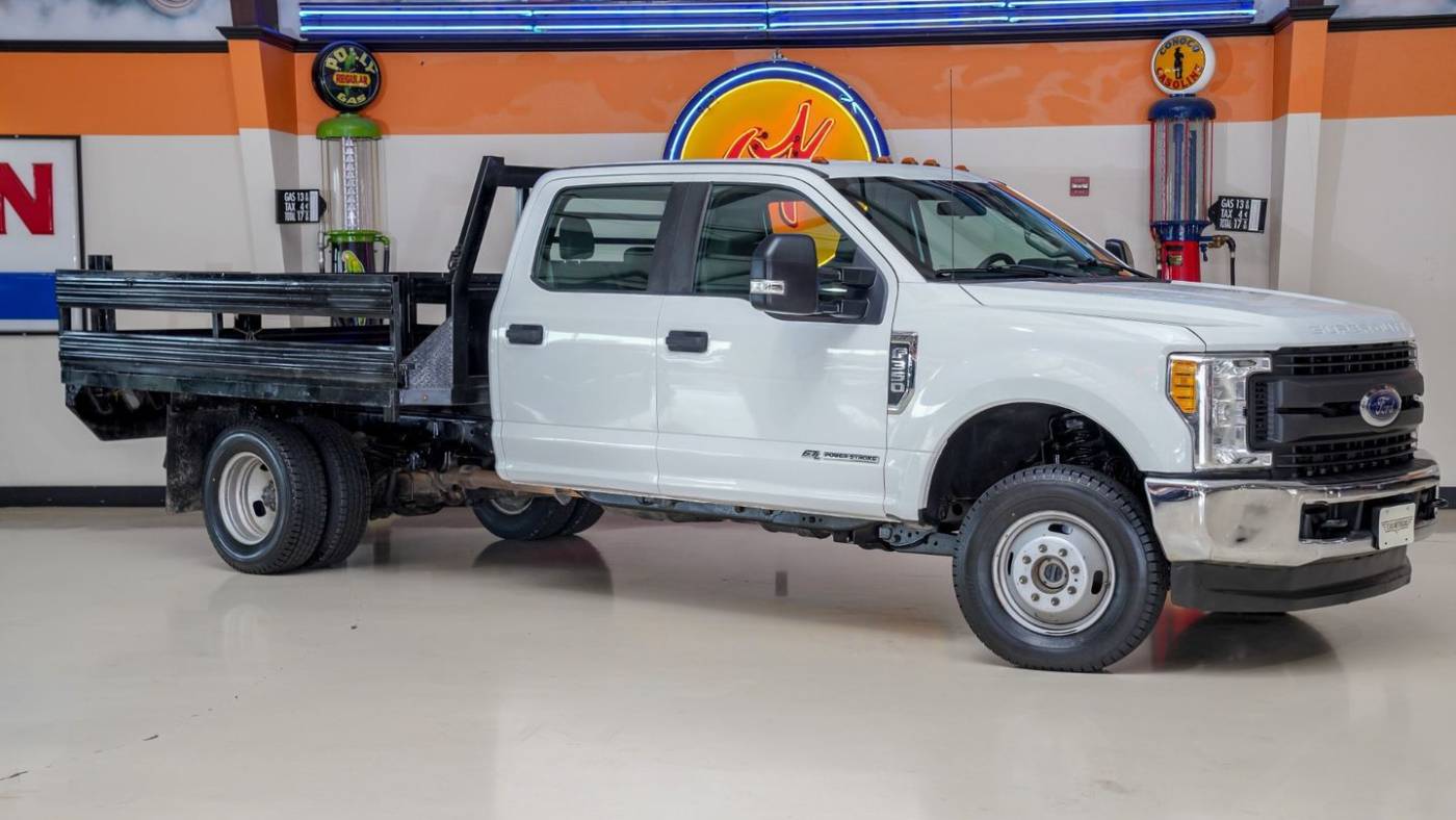  2017 Ford Super Duty F-350 Chassis Cab XL