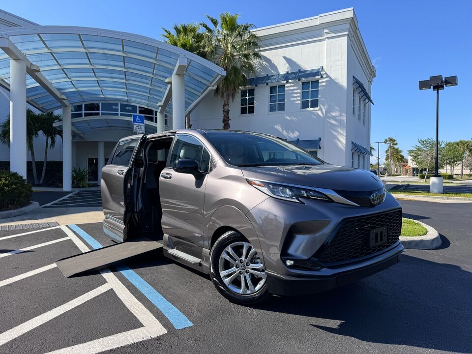 2021 Toyota Sienna XSE AWD - NORTHSTAR VMI HANDICAP RAMP VAN